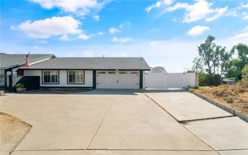 2 Car attached garage with new RV gate