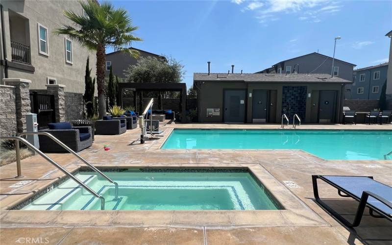 Pool & jacuzzi area