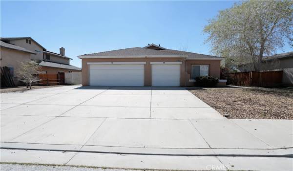 Front view of home featuring 3 car-garage