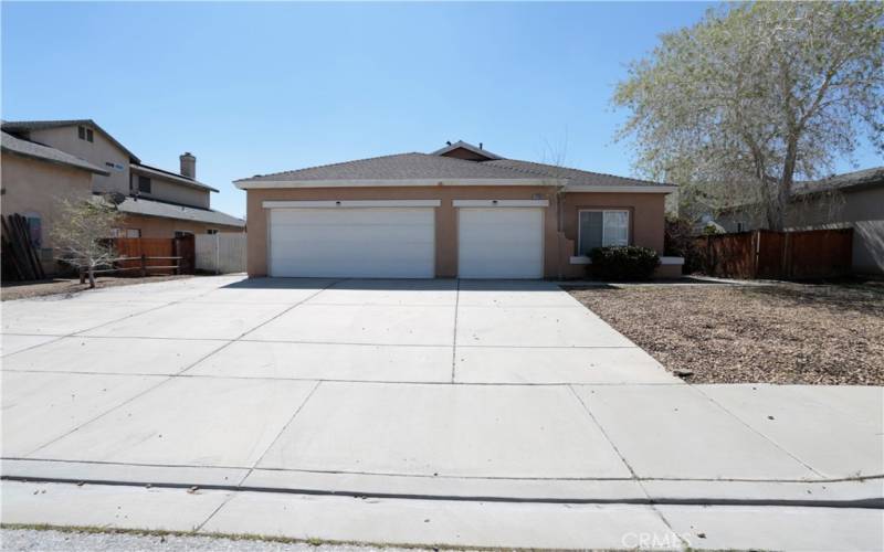 Front view of home featuring 3 car-garage