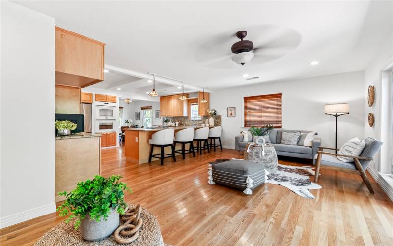 Breakfast bar adjoining family room