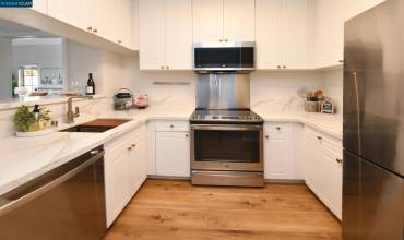 PRISTINE UPDATED KITCHEN