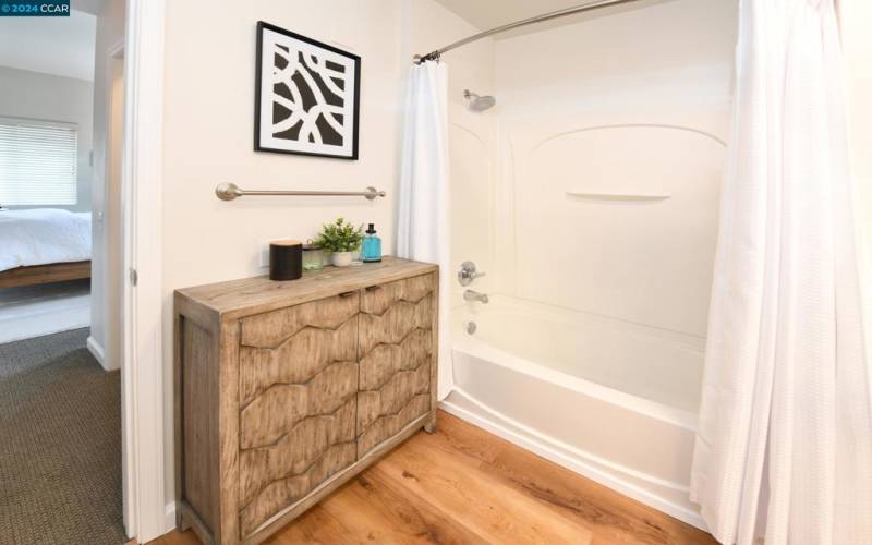 ELEGANT WHITE ON WHITE TUB/SHOWER