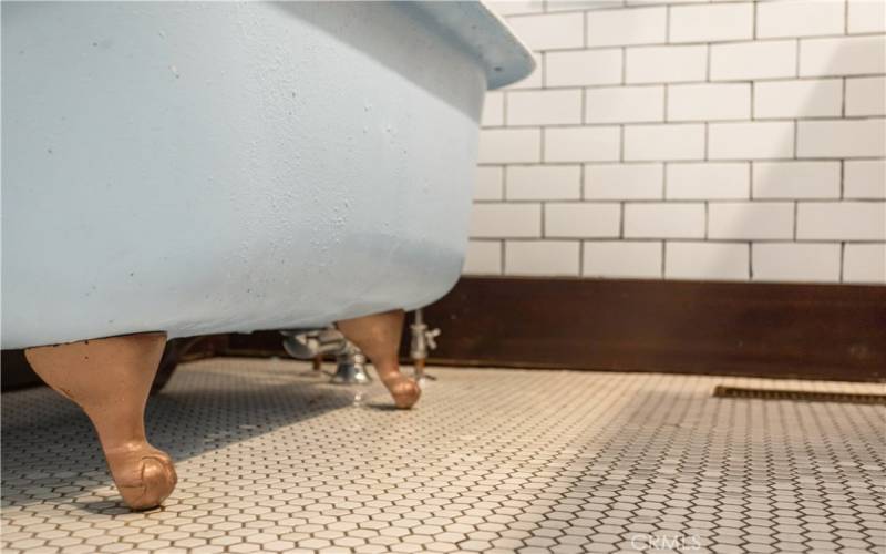 Main level bathroom Tub