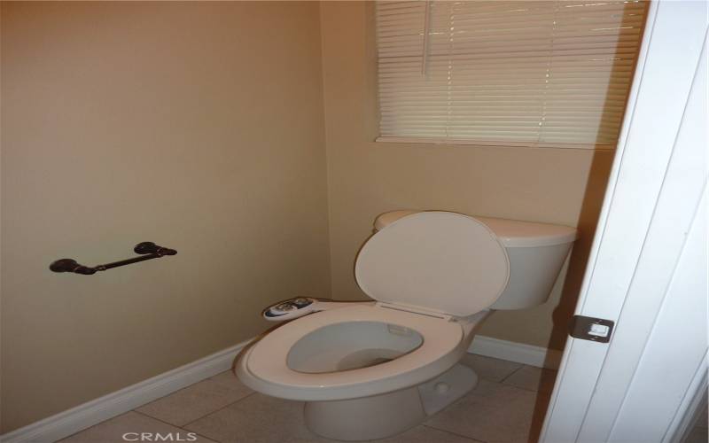 The wc has its own private room in the master bath