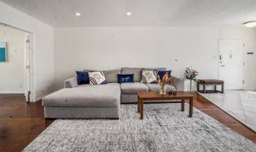 1525 N Hayworth Avenue 205, Los Angeles, California 90046, 2 Bedrooms Bedrooms, ,1 BathroomBathrooms,Residential,Buy,1525 N Hayworth Avenue 205,RS24148119