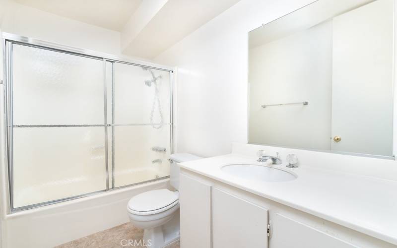 Guest bath with tub and shower combo