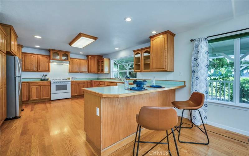 Dining bar between kitchen and nook