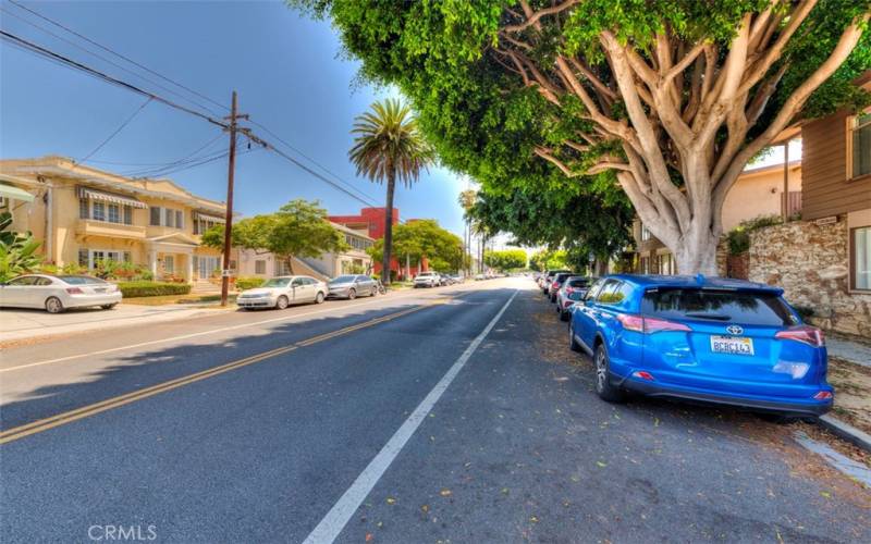 Extra wide street just a few blocks to the ocean