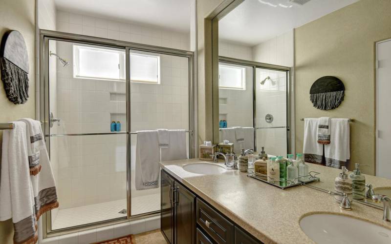 027GUEST BEDROOM BATHROOM ACROSS MLS