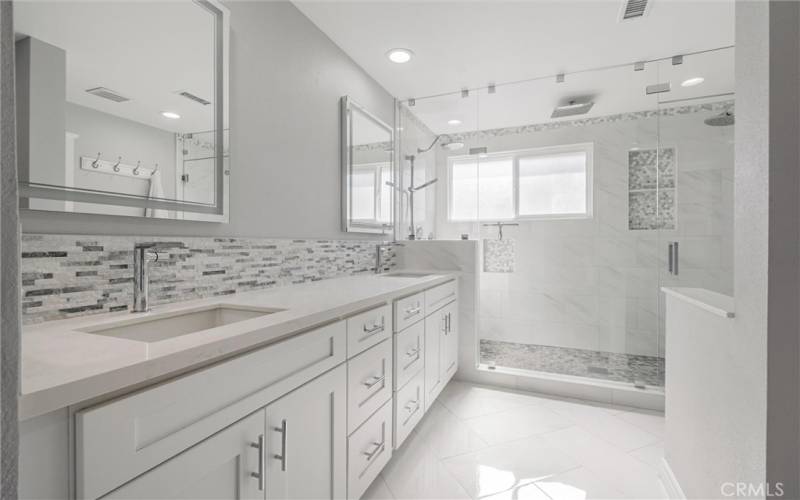 Gorgeous En-suite main bathroom with oversized shower and quartz counters