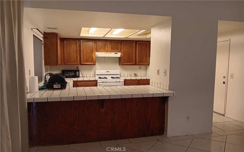 Breakfast bar to kitchen