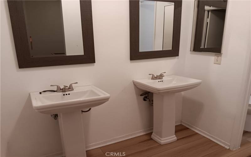 Double sinks in primary bath