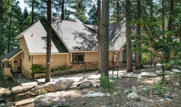 27473 Sugar Pine Drive, Lake Arrowhead, California 92352, 3 Bedrooms Bedrooms, ,2 BathroomsBathrooms,Residential,Buy,27473 Sugar Pine Drive,RW24151631