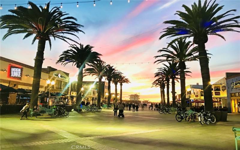 1 mile to downtown Hermosa, Pier Plaza and the Hermosa Pier