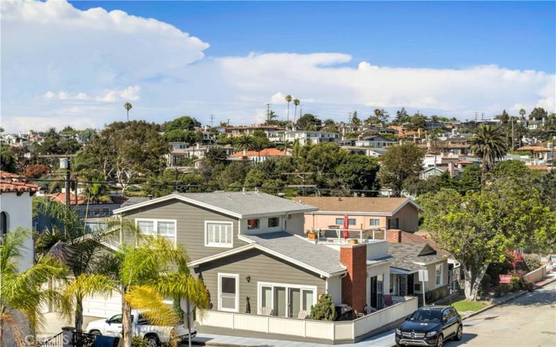 Great neighborhood views of Hermosa valley and Manhattan hill section from the rooftop deck