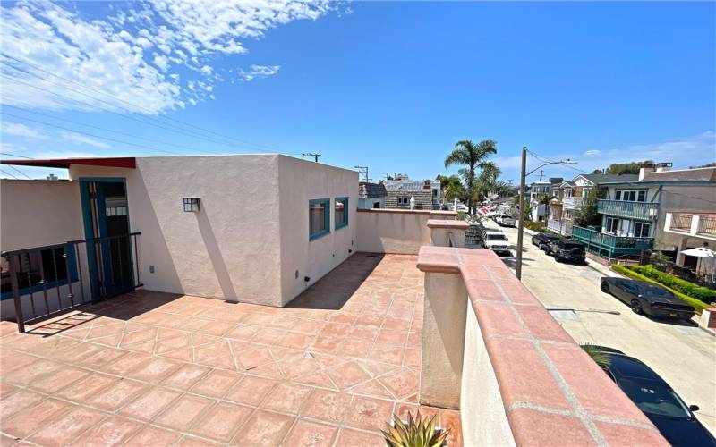 Spacious rooftop deck....sit back and enjoy the beach breezes