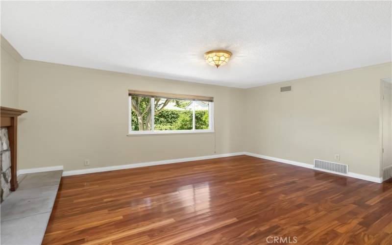 Living Room with fireplace