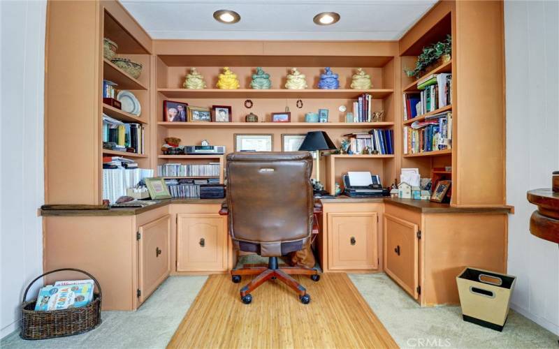 Isn't this office nook great?