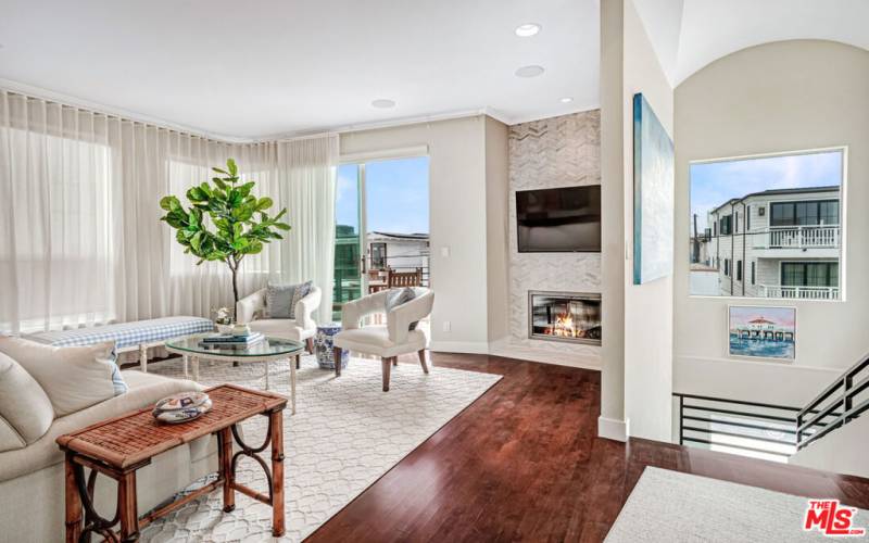 Living Room with fireplace