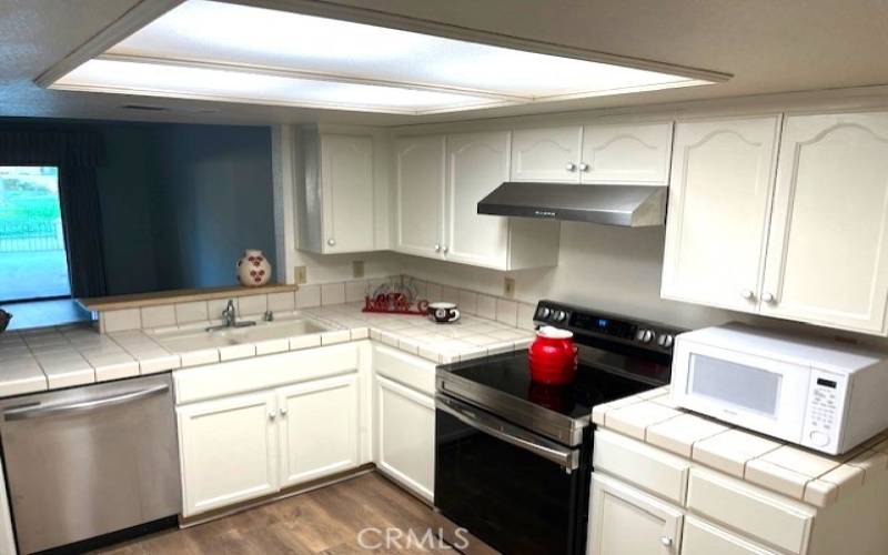 Updated kitchen with new dishwasher & stove