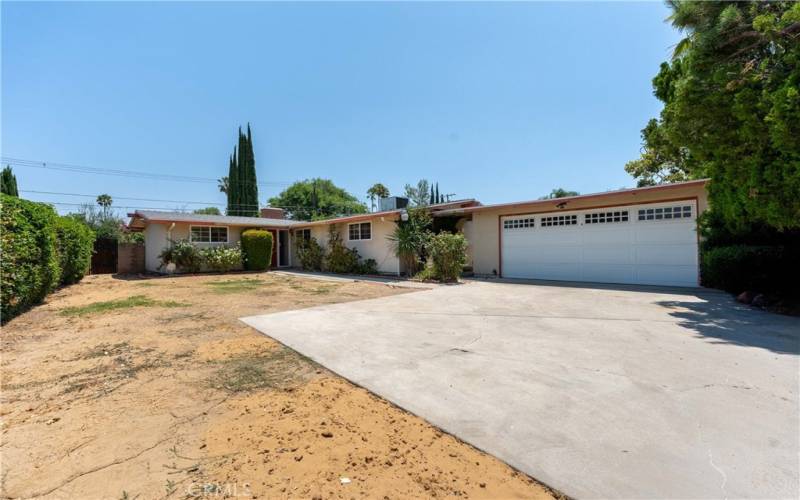 Lovely home with cement driveway