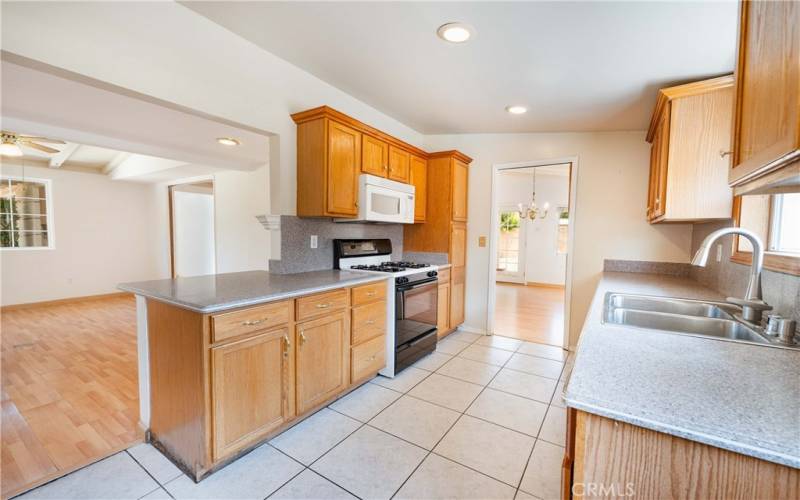 Upgraded kitchen with tile floor, gas range oven & upgraded countertops