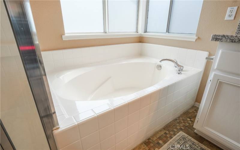 master bedroom tub