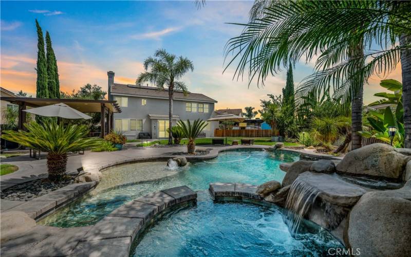 Spacious Tropical Oasis in your own backyard!