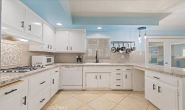 Beautiful kitchen with double oven to accommodate the cook in your family.