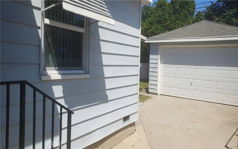 Steps from Kitchen to Driveway and Garage