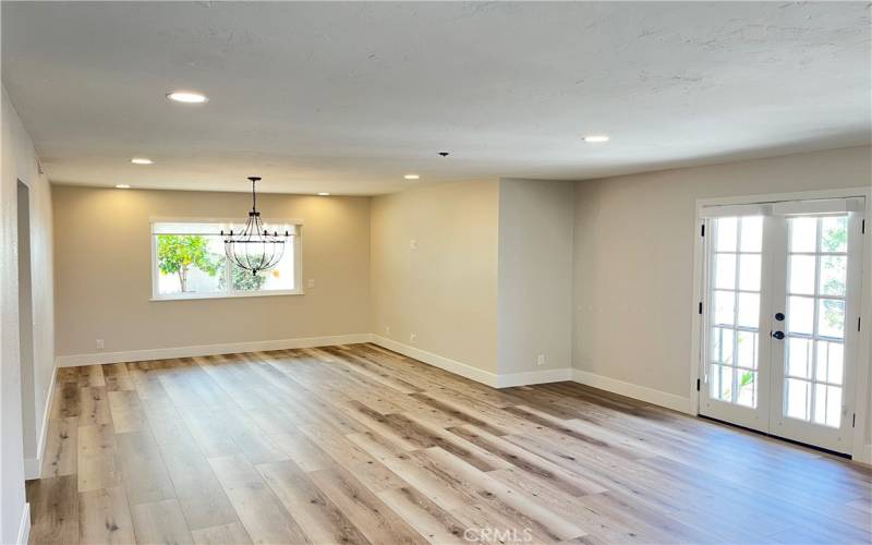 Formal diningroom unfurnished.