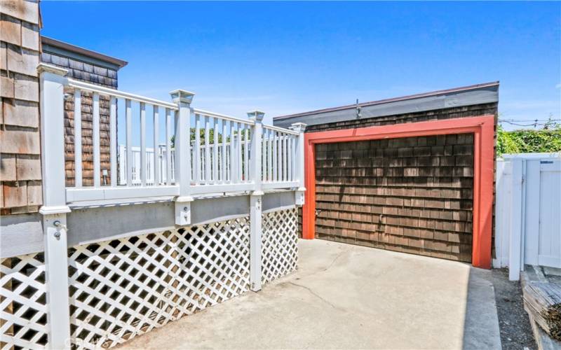 view of detached 1 car garage.