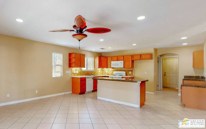 Full Service Kitchen With Breakfast Bar