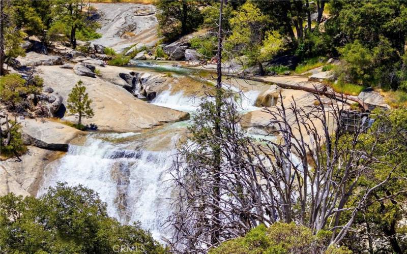 The Falls - Walking Distance to Hiking Creek