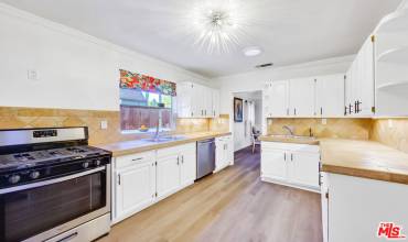 8838 Rosewood Avenue, West Hollywood, California 90048, 2 Bedrooms Bedrooms, ,2 BathroomsBathrooms,Residential Lease,Rent,8838 Rosewood Avenue,24420537