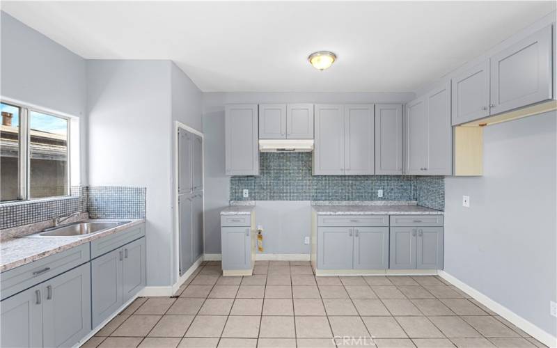 New Formica-Like Counter Top in Kitchen