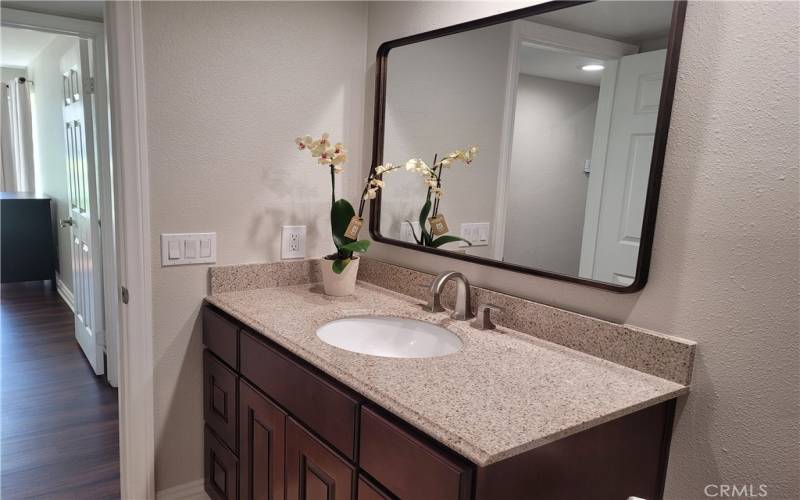 Hallway bathroom with tub/shower