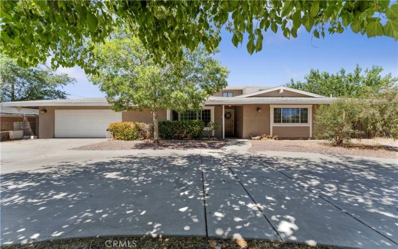 Circular driveway to property with 2 car attached.