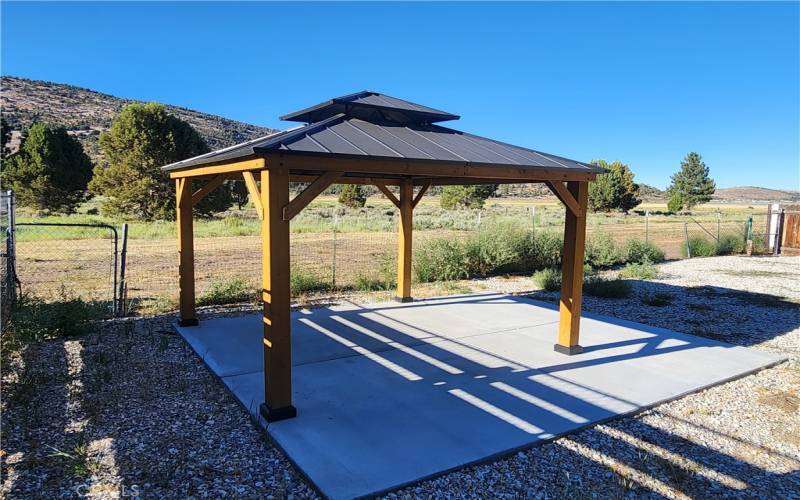 Pergola with unfettered view of the mountains