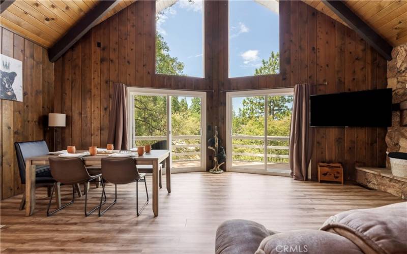 BRINGING THE OUTDOORS  INDOOR  WITH THESE LARGE WINDOWS CAPTURING AN AMAZING VIEW OF THE MOUNTAINS