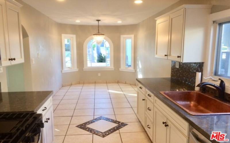 Kitchen & Breakfast area