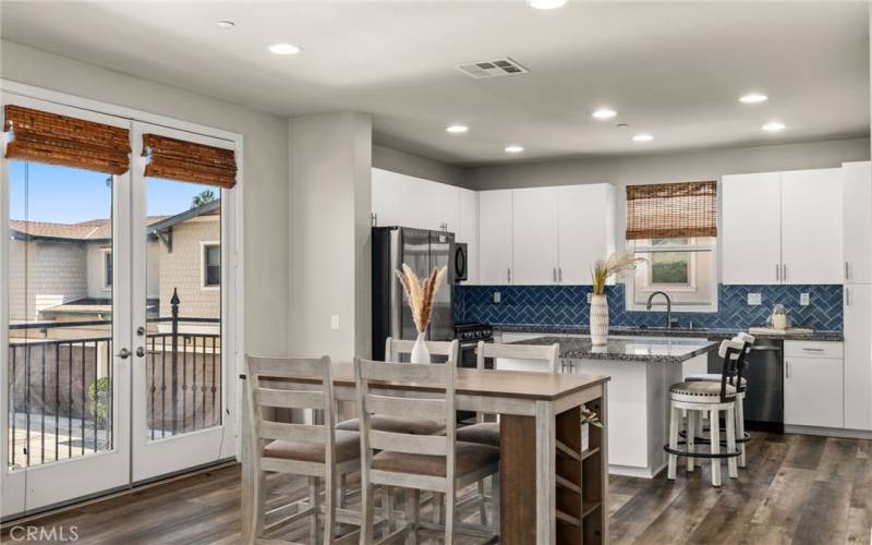 Kitchen & Balcony