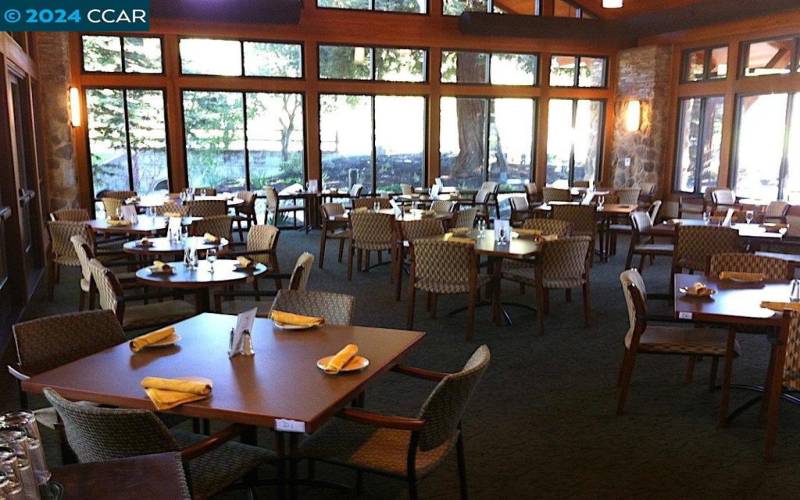 Dining at Creekside Clubhouse