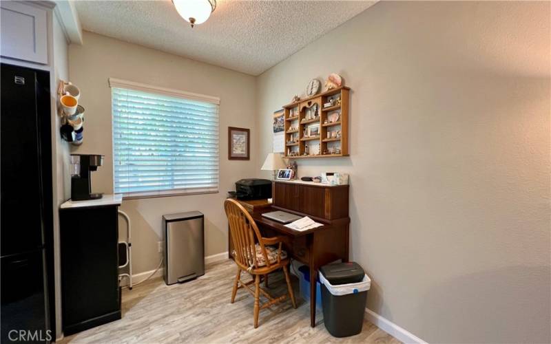 Small desk/work space area off kitchen.