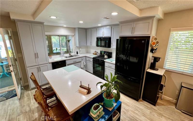 Kitchen, island/breakfast bar.