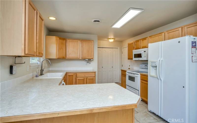 Kitchen, Refrigerator is included