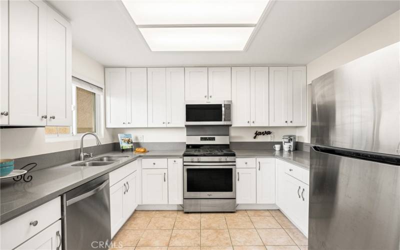 Shaker cabinets with soft pull drawers and custom backsplash.