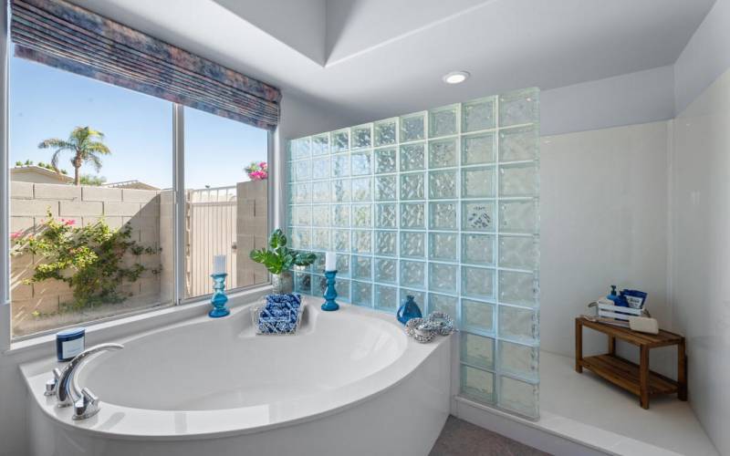 Spa-Like Soaking Tub & Glass Shower