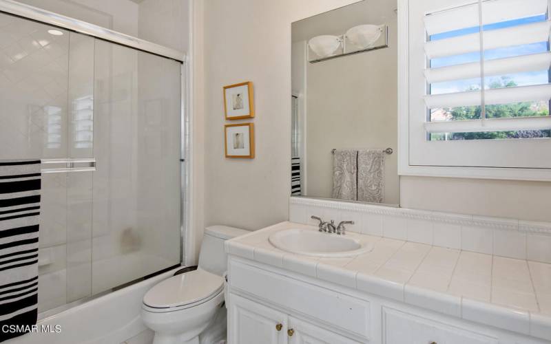 255 Rosemont, Second Floor Bath (17)